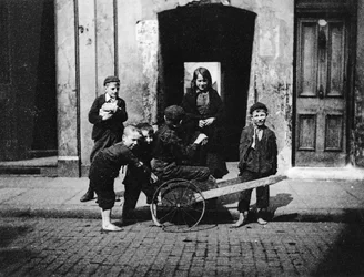 Niños en un barrio pobre de Londres